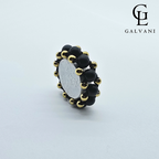 Dettaglio anello Sultano con onice in acciaio e finitura oro Galvani