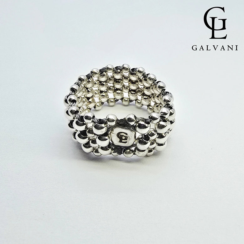 Dettaglio lavorazione anello artigianale in argento 925 Galvani Gioielli Riccione