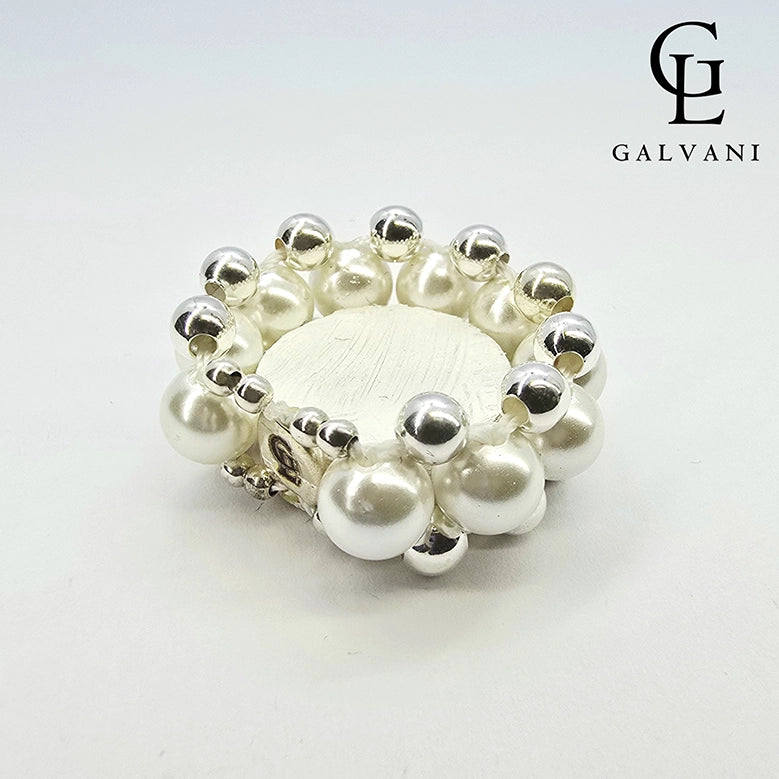 Focus su anello con perla coltivata Galvani gioiello elegante e raffinato