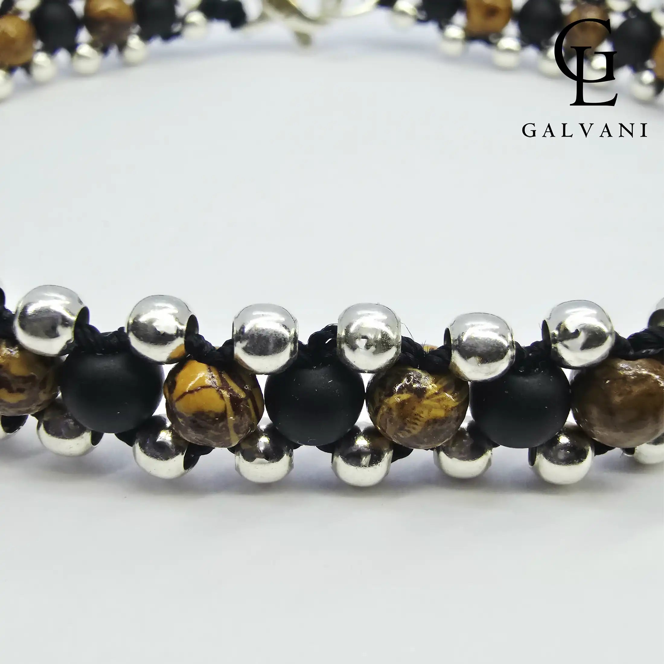 Dettaglio del bracciale Ares Galvani Gioielli in onice, diaspro ed elephant skin con elementi in argento 925