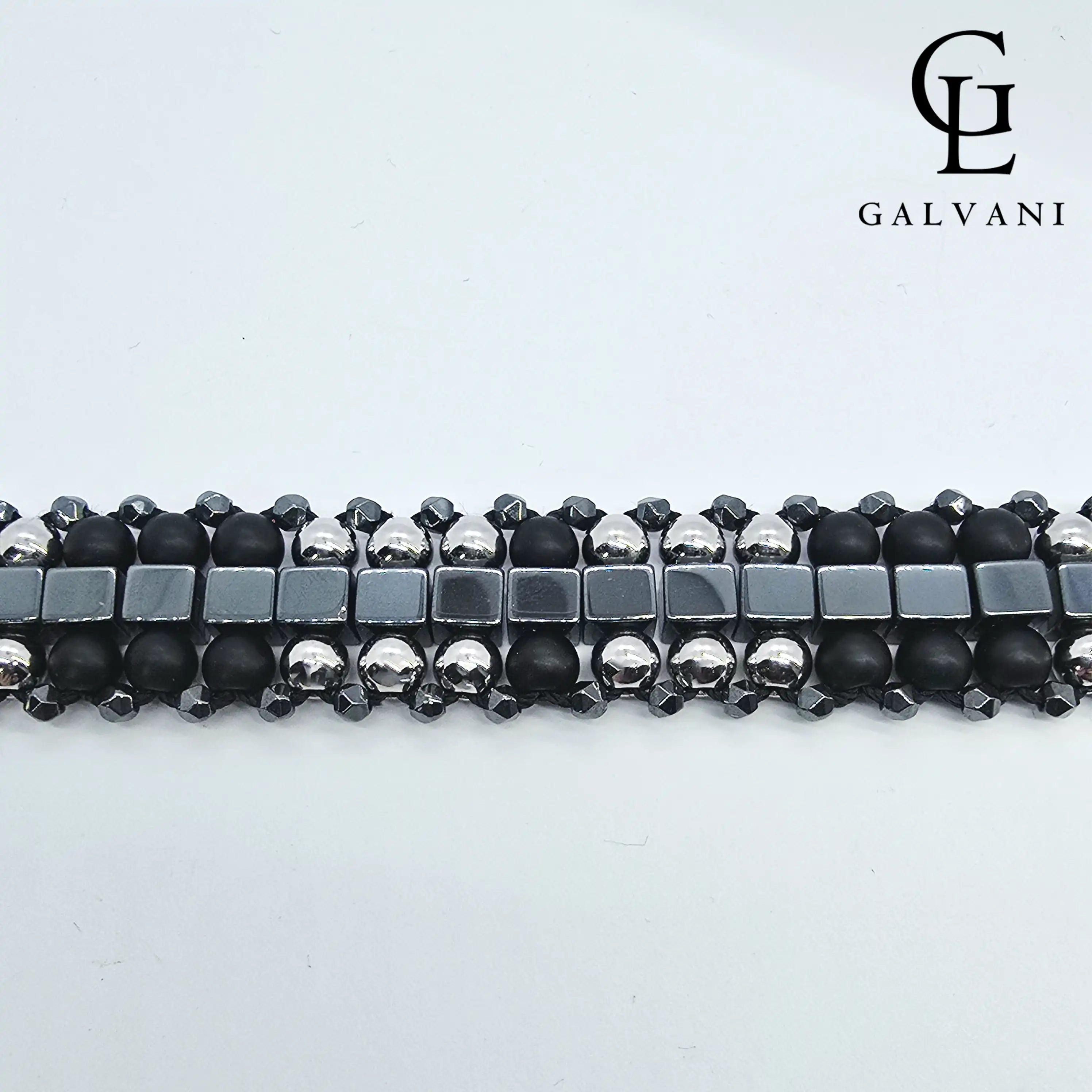Dettaglio bracciale uomo artigianale Carter biker con ematite e onice in argento 925 e acciaio a Riccione Galvani Gioielli