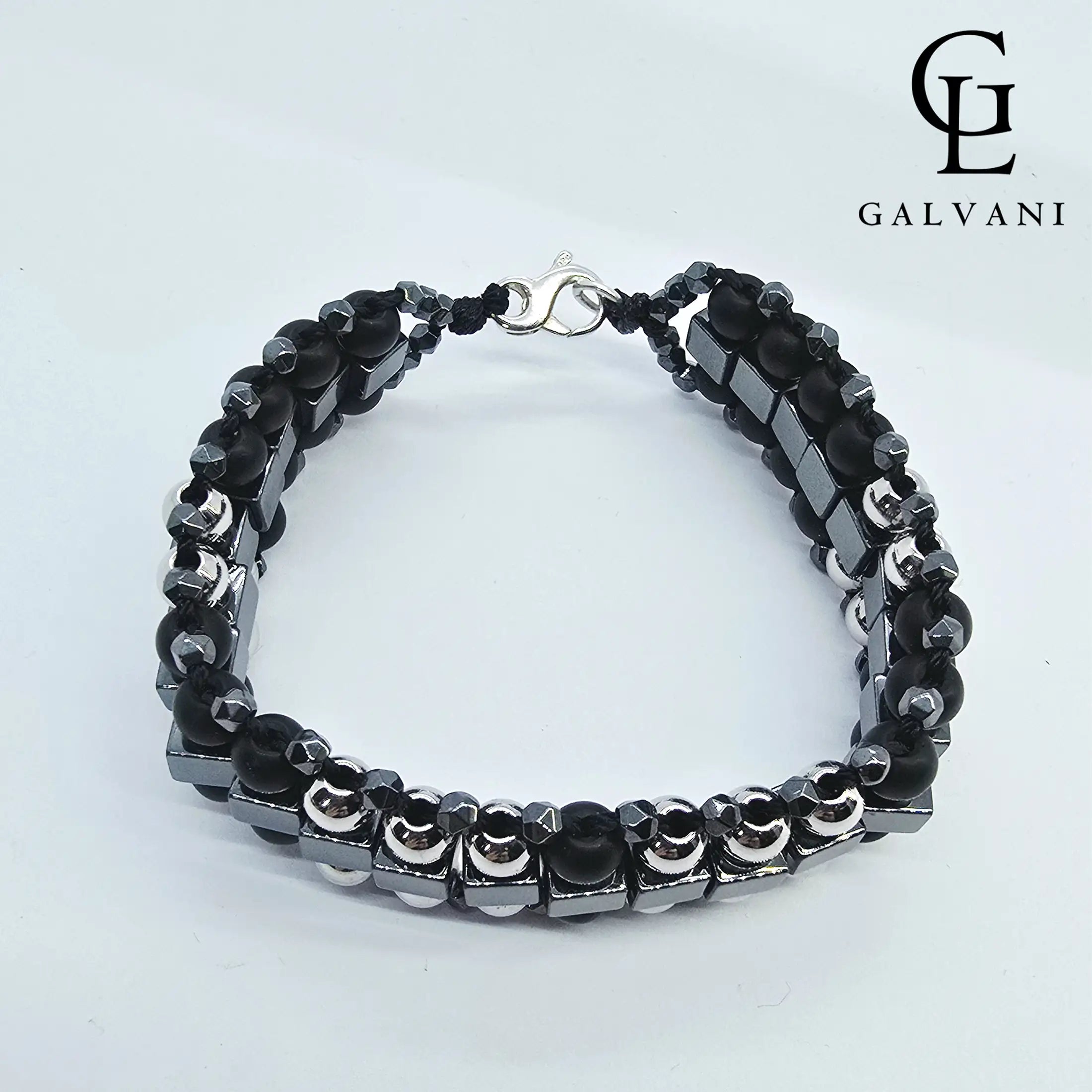 Vista dall’alto bracciale uomo artigianale Carter biker con ematite e onice in argento 925 e acciaio a Riccione Galvani Gioielli