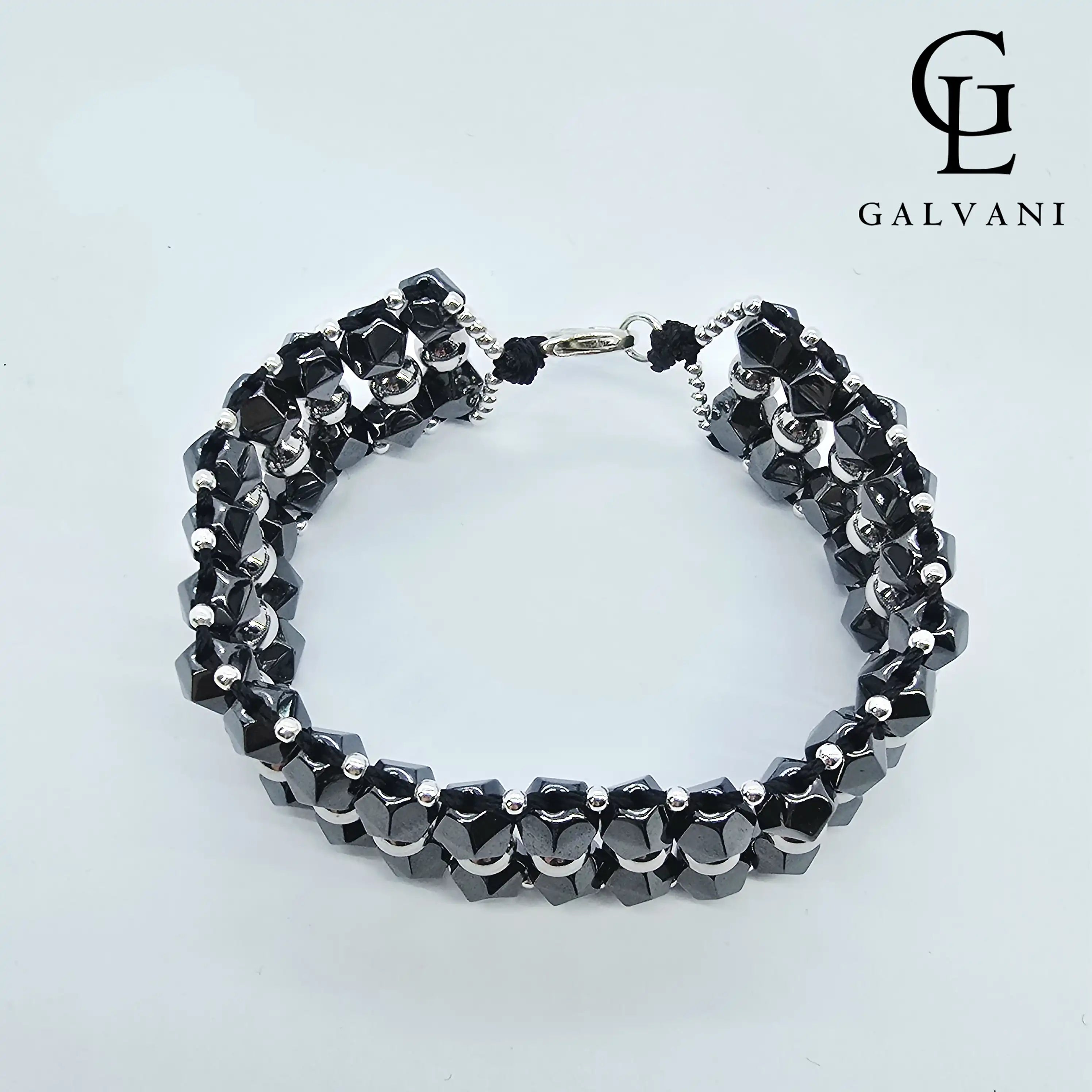 Vista dall’alto bracciale uomo artigianale Ironhead biker con ematite in argento 925 e acciaio a Riccione Galvani Gioielli