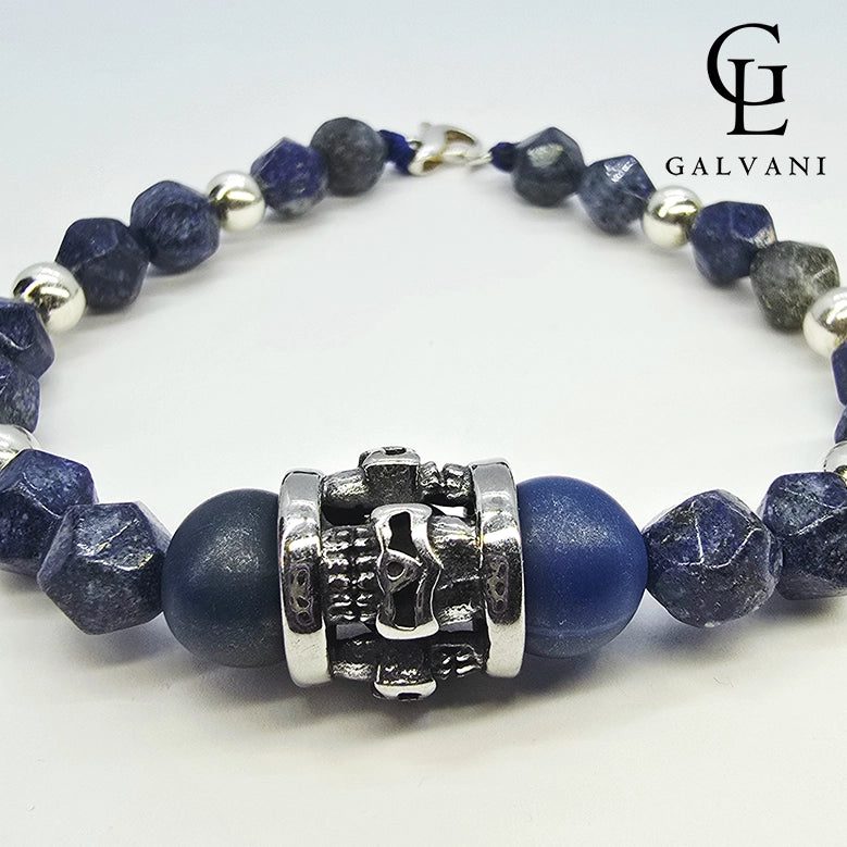 Focus su bracciale Kratos con pietre lapislazzuli e agata Galvani stile deciso