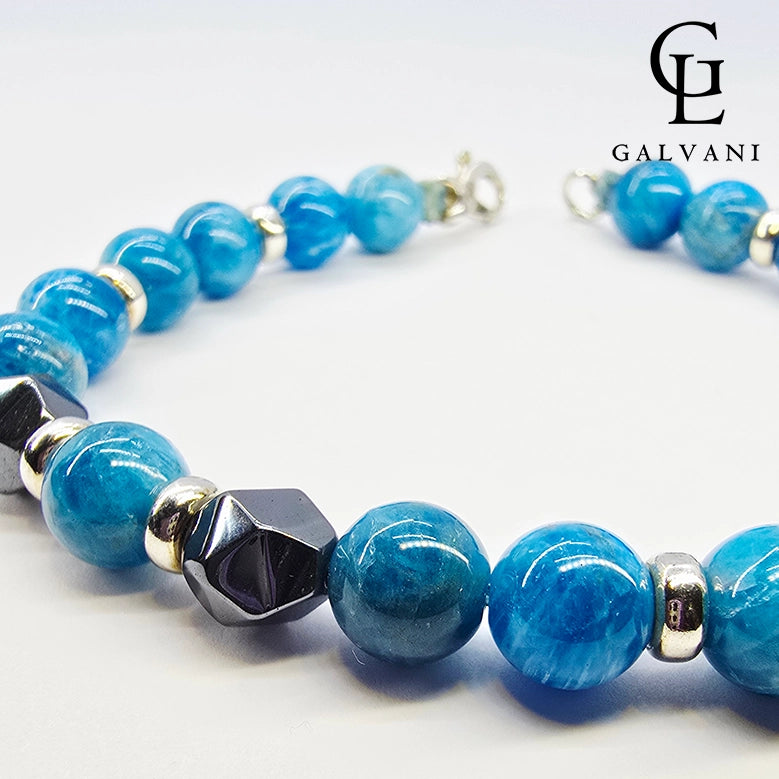 Focus su bracciale Kyanos con pietre apatite ed ematite Galvani stile elegante