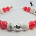 Focus su bracciale Dafne con pietre angelite rosa e howlite bianca Galvani stile delicato