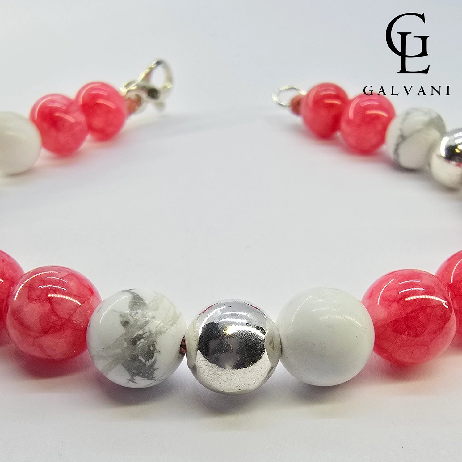 Focus su bracciale Dafne con pietre angelite rosa e howlite bianca Galvani stile delicato