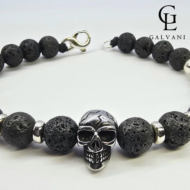 Focus sul teschio del bracciale Hades con lavica in argento 925 e acciaio Galvani