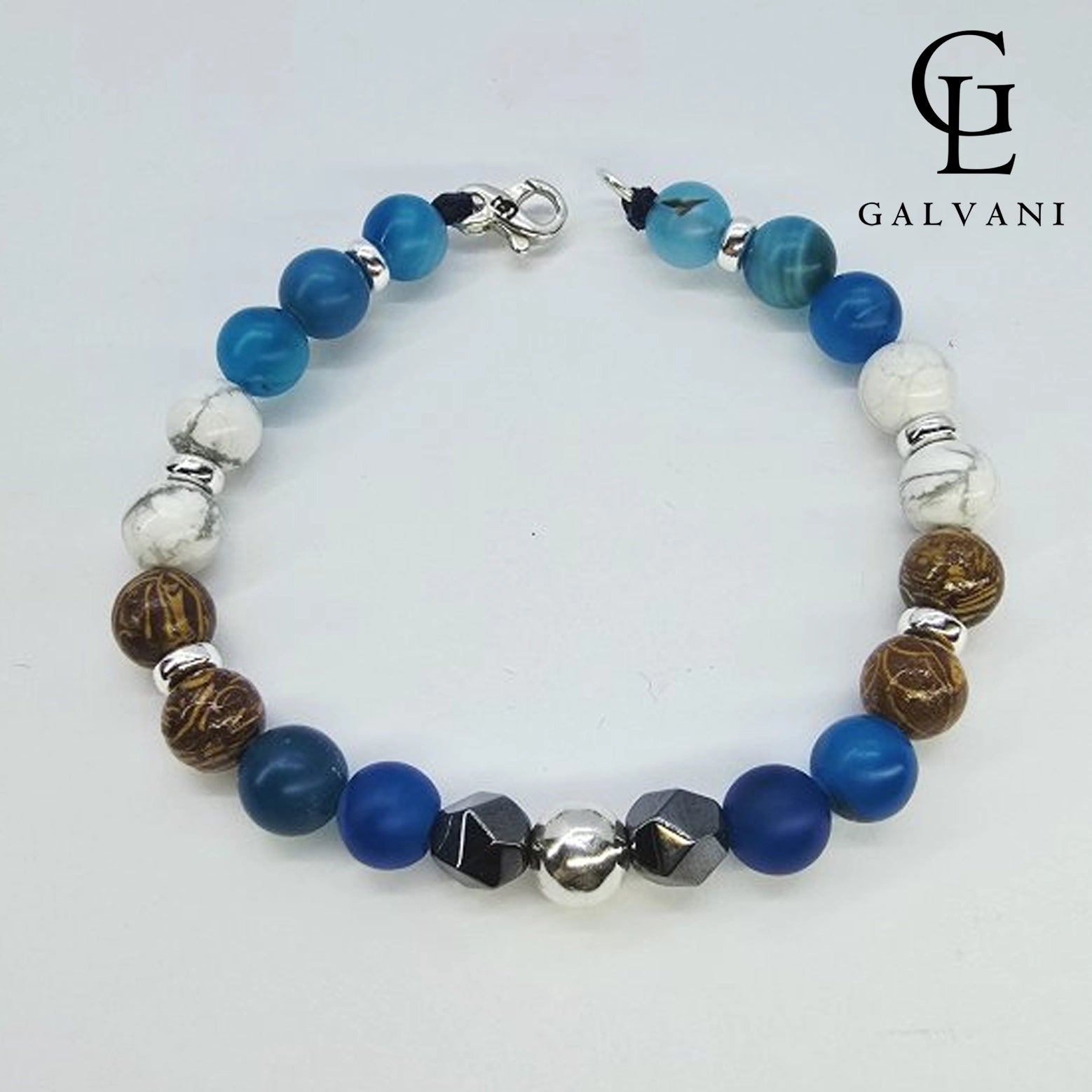 Vista dall’alto del bracciale Orizzonte con agata blu ematite e howlite bianca Galvani