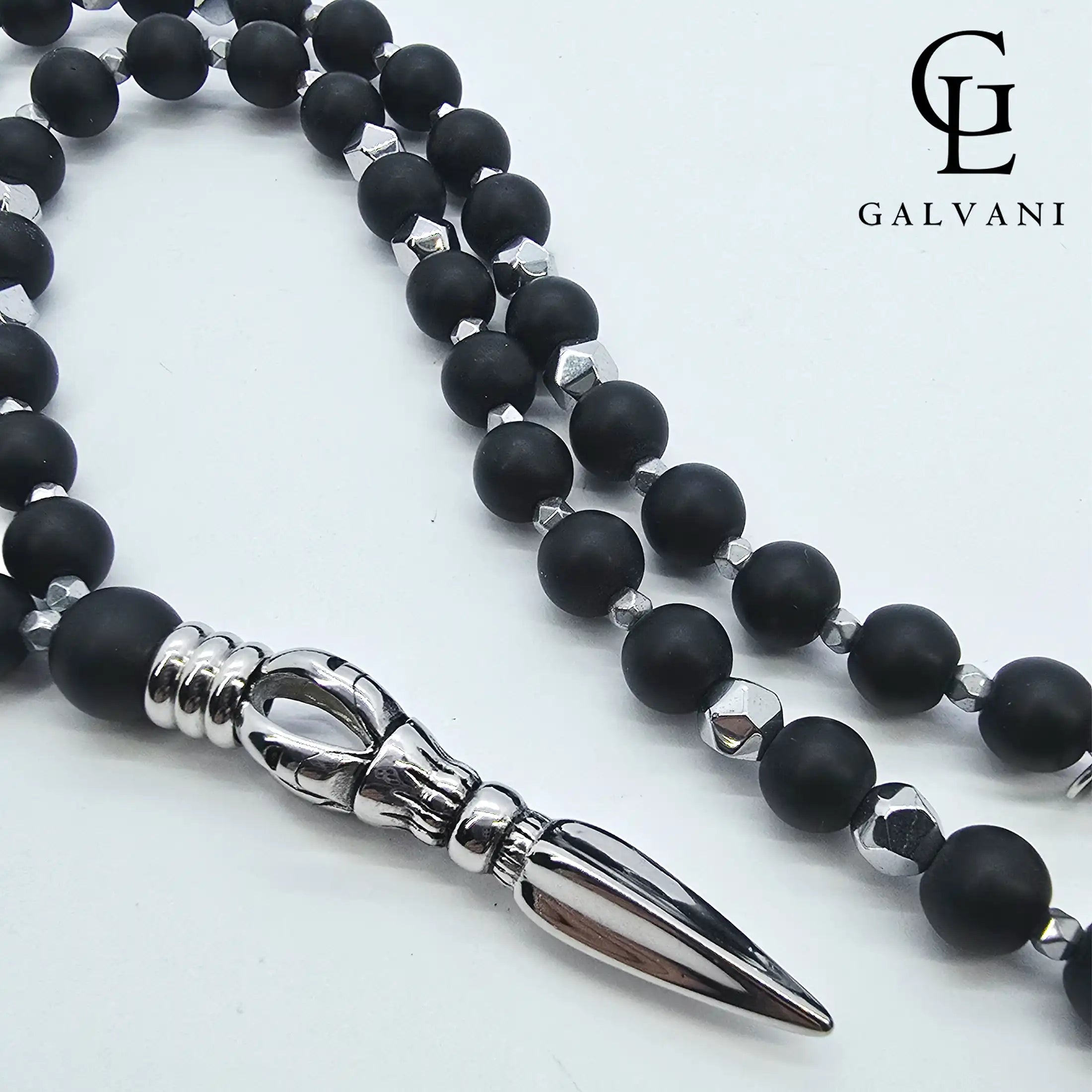 Dettaglio collana uomo artigianale Vajra biker con onice ed ematite in acciaio a Riccione Galvani Gioielli