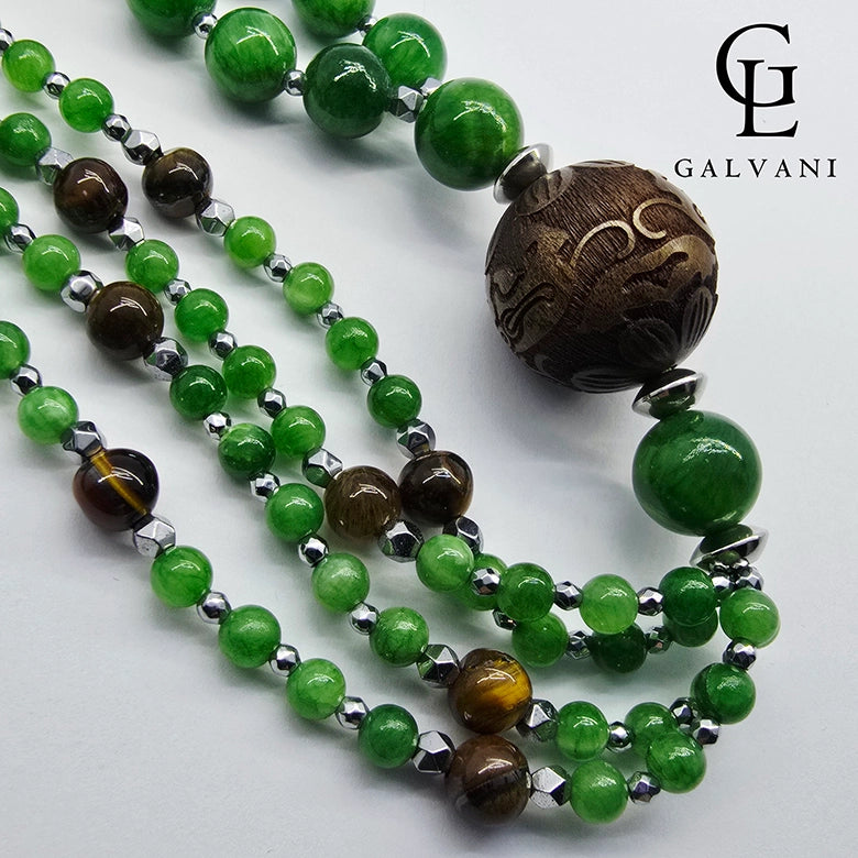 Dettaglio collana Medusa con giada occhio di tigre ematite legno e acciaio Galvani
