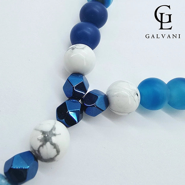 Dettaglio collana Poseidone con agata blu howlite bianca ed ematite blu in acciaio Galvani