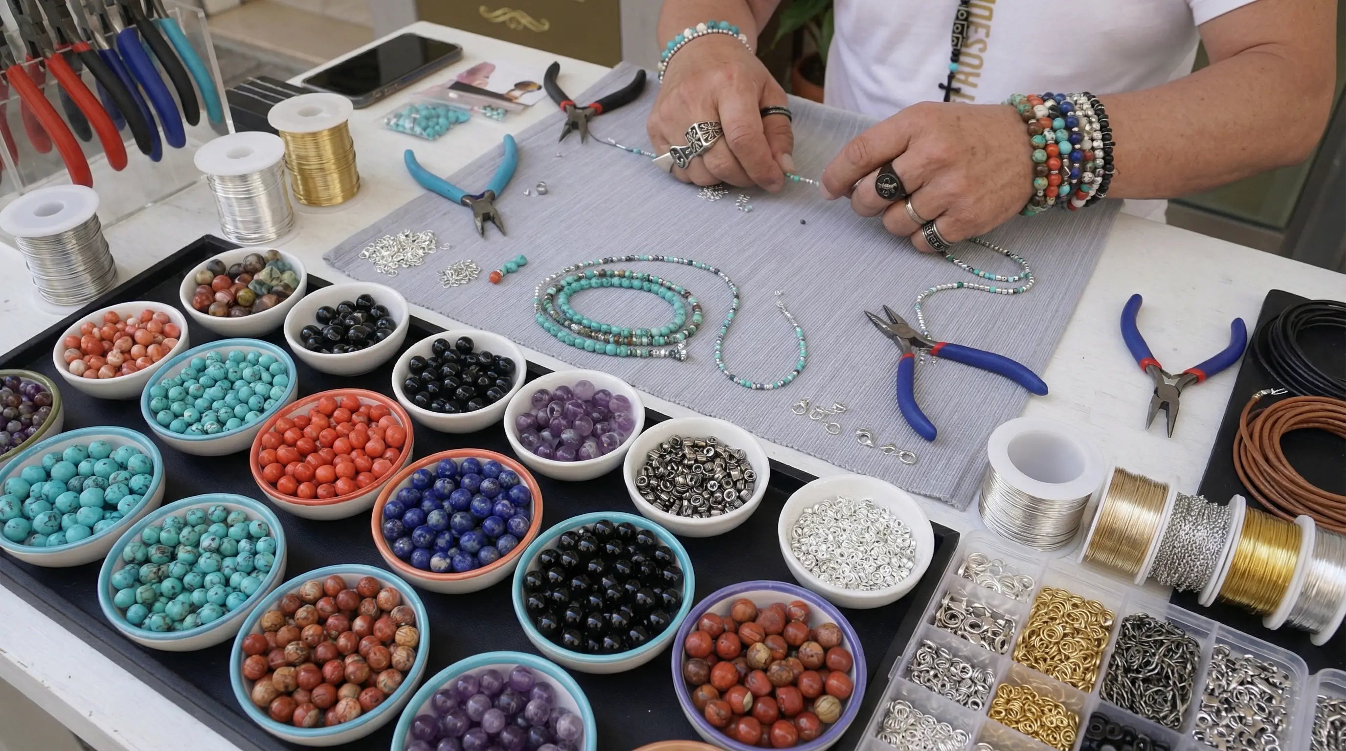 Produzione artigianale di gioielli e accessori Galvani Gioielli con pietre naturali e argento 925, Made in Italy nel laboratorio di Riccione